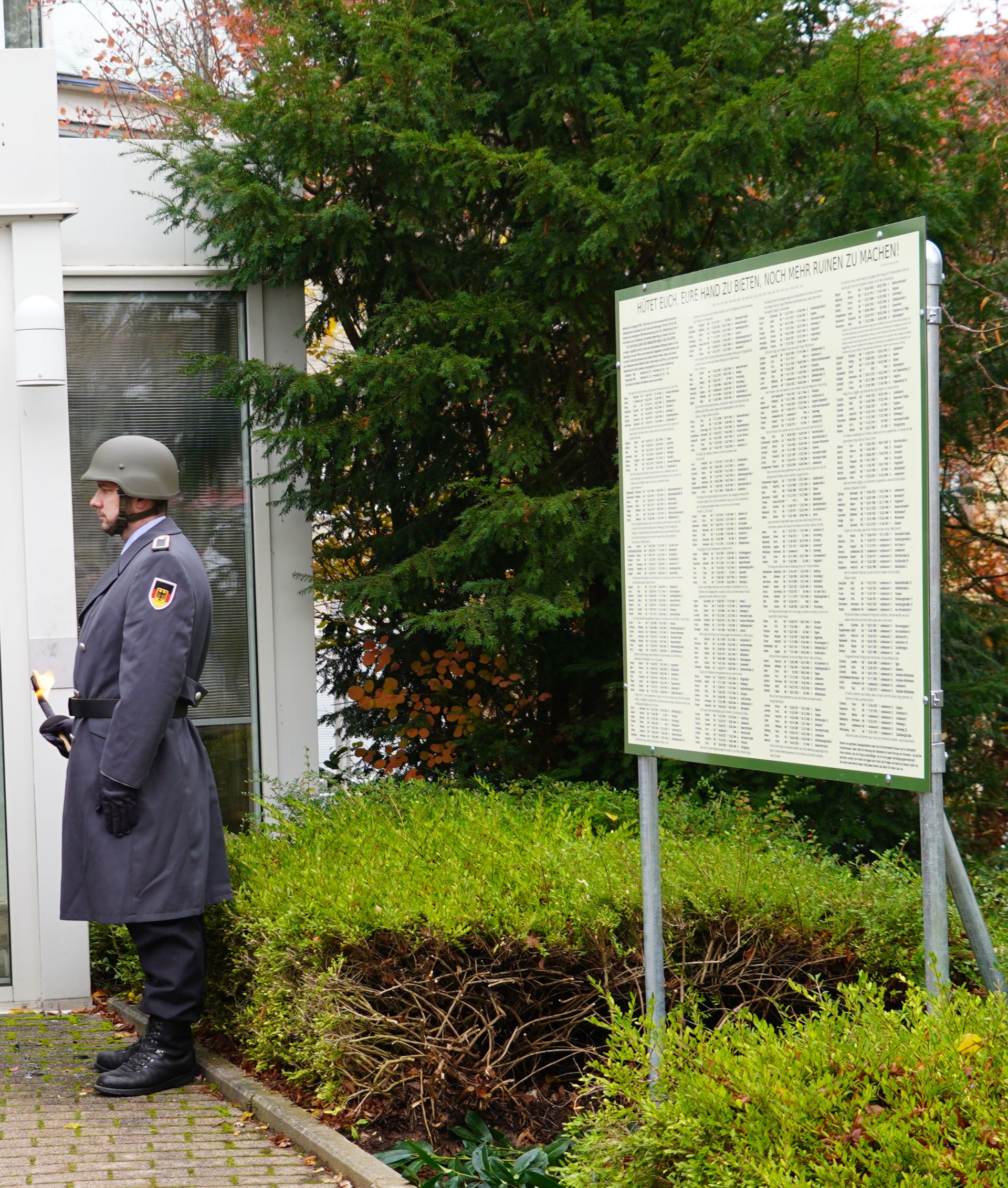 Eschershäuser Gefallenen-Gedenktafel mit Ehrenwache am Volkstrauertag 2019, dem Tag der Einweihung